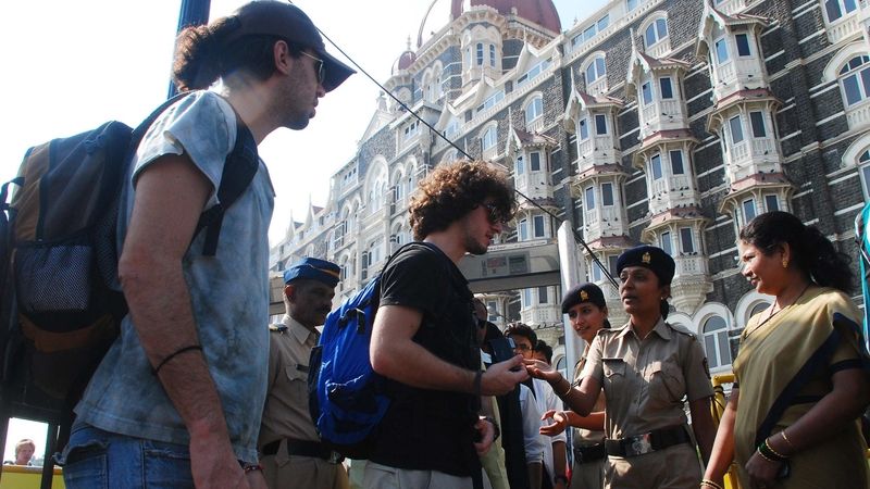 Indické policistky kontrolují zahraniční turisty před hotelem Tádž Mahál v Bombaji. 