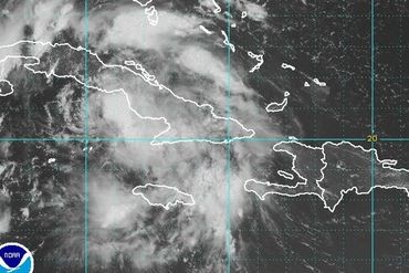 Satelitní snímek tropické bouře Fay 