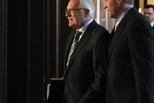 Prezident Václav Klaus a premiér v demisi Mirek Topolánek