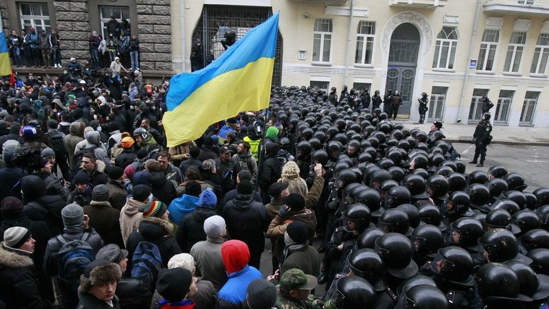 Policisté blokují demonstrantům přístup k prezidentské administrativní budově v Kyjevě. 