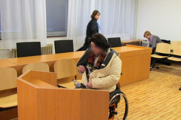 Jednačtyřicetiletá žena před Krajským soudem v Ústí nad Labem