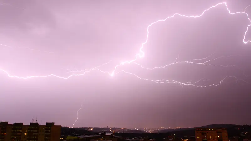 Cesko Zasahnou Silne Bourky S Privalovymi Desti A Krupobitim Varovali Meteorologove Novinky Cz