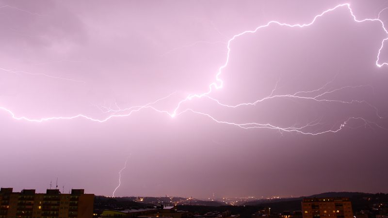 Česko zasáhnou silné bouřky s přívalovými dešti a krupobitím, varovali meteorologové