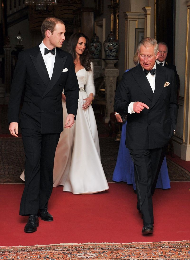 novomanželé vévoda a vévodkyně z Cambridge s princem Charlesem přicházejí na chodbách Buckinghamského paláce.