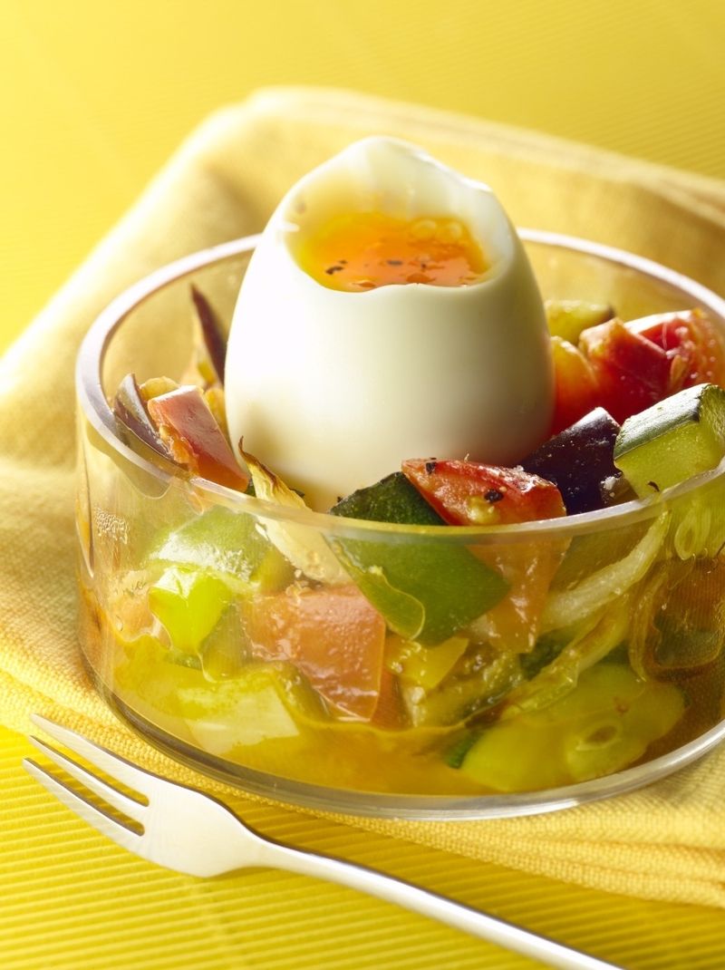 Výše cholesterolu závisí na skladbě jídelníčku - rostlinné tuky, ovoce, zelenina, nízkotučné mléčné výrobky nebo ryby v kombinaci s vejci by neměly způsobit žádné potíže.