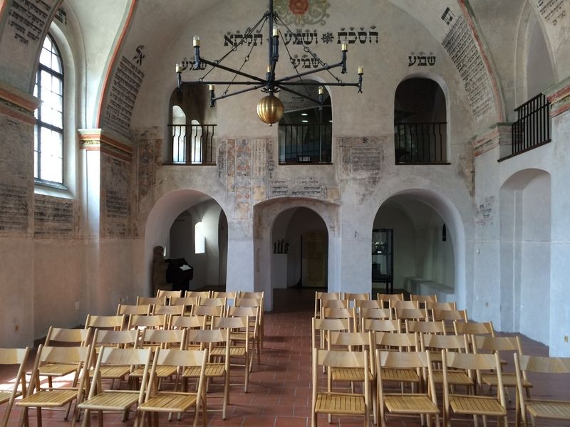 Dole je v Zadní synagoze prostor k sezení, nahoře za černým zábradlím je ženská galerie.