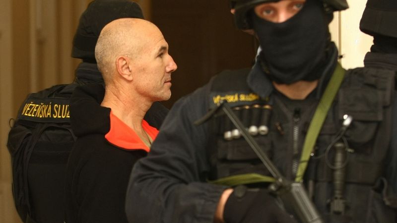 Slovenský masový vrah Jozef Roháč s policejní eskortou.