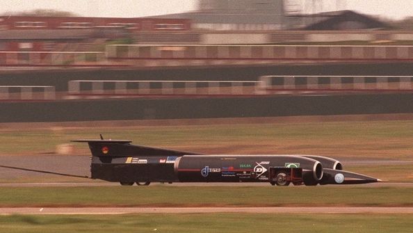 Pilot Andy Green při zkoušce na rychlostní rekord v roce 1997.