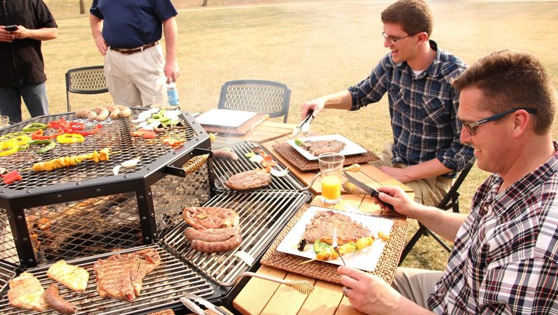 Hosté mohou přímo sledovat přípravu masa na grilu.