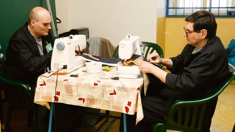V provizorní dílně na oddělení doživotně odsouzených pracují u šicích strojů Vladimír (vlevo) s Bohumírem.