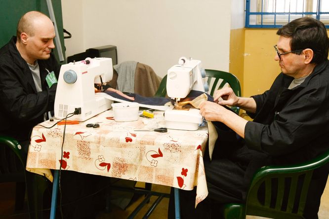V provizorní dílně na oddělení doživotně odsouzených pracují u šicích strojů Vladimír (vlevo) s Bohumírem.