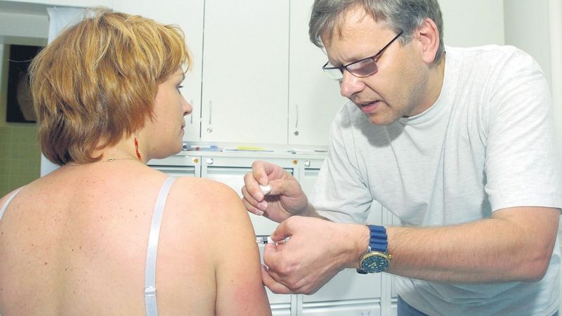 Pozor na meningokoka, varují v létě lékaři