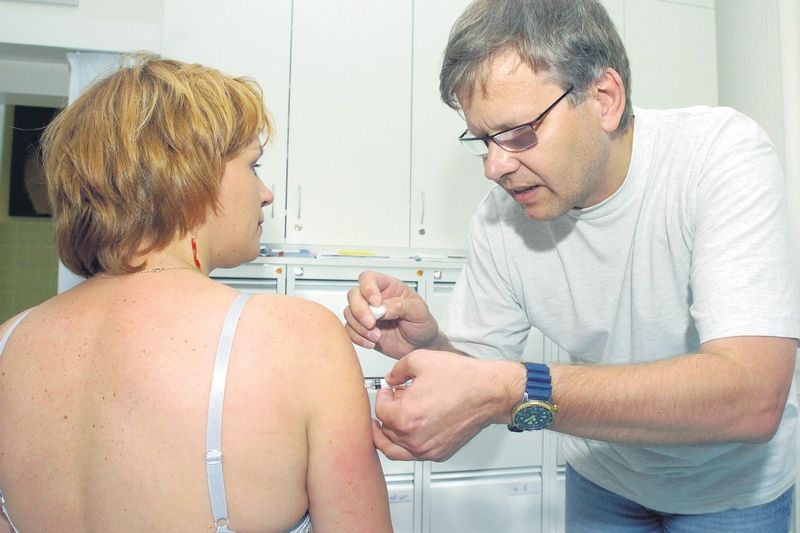 Před klíšťovou encefalitidou nejlépe ochrání očkování.
