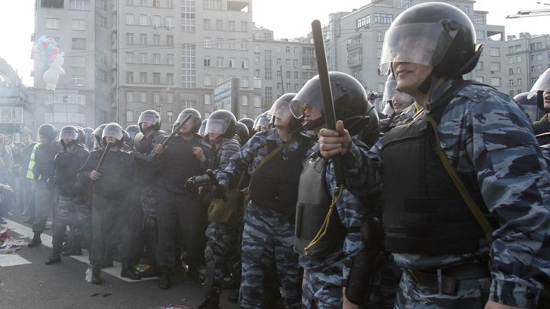 Policisté v Moskvě použili na demonstrující slzný plyn