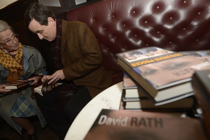 David Rath podepisoval 21. listopadu v Praze svoji novou knihu s názvem Absurdní proces.