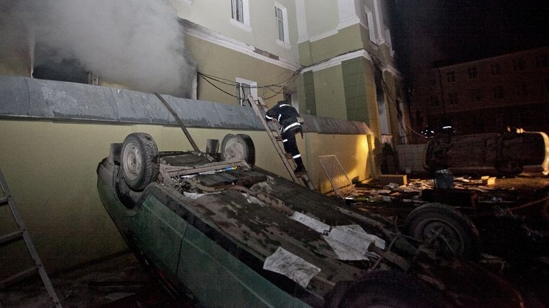 Poškozená auta pře budovou ministerstva vnitra v Tarnopolu 
