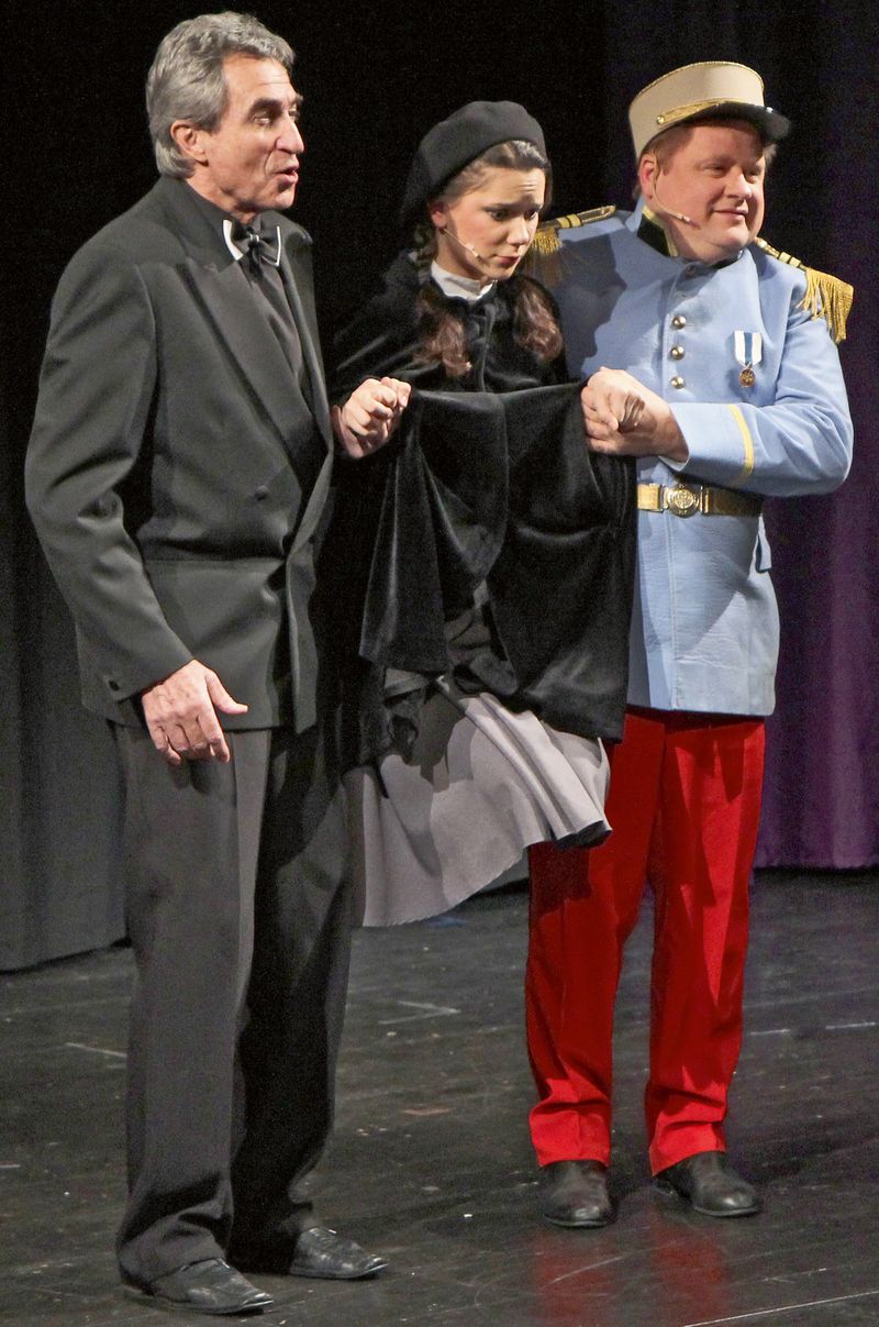 Na scéně Semaforu hraje a zpívá v operetě Mam'zelle Nitouche s Jiřím Štědroněm a Ivanou Korolovou.