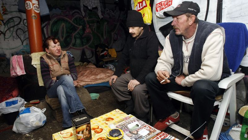 Skupina bezdomovců, která obývala zákoutí pod Barrandovským mostem v Praze