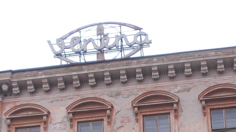 Na střeše paláce je neonová reklama