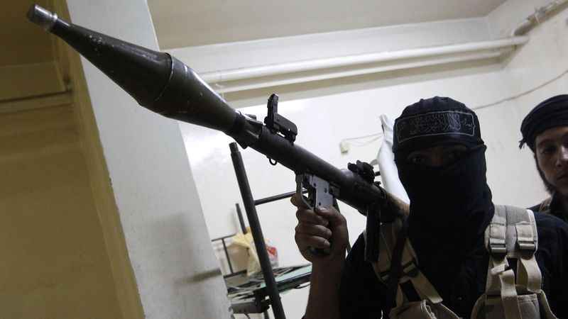 Bojovník Svobodné syrské armády pózuje s RPG 