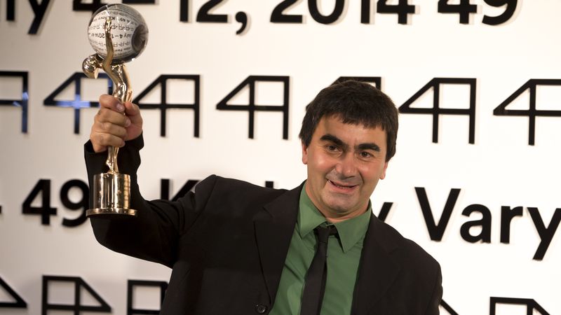 Vítěz režisér George Ovashvili s hlavní cenou.