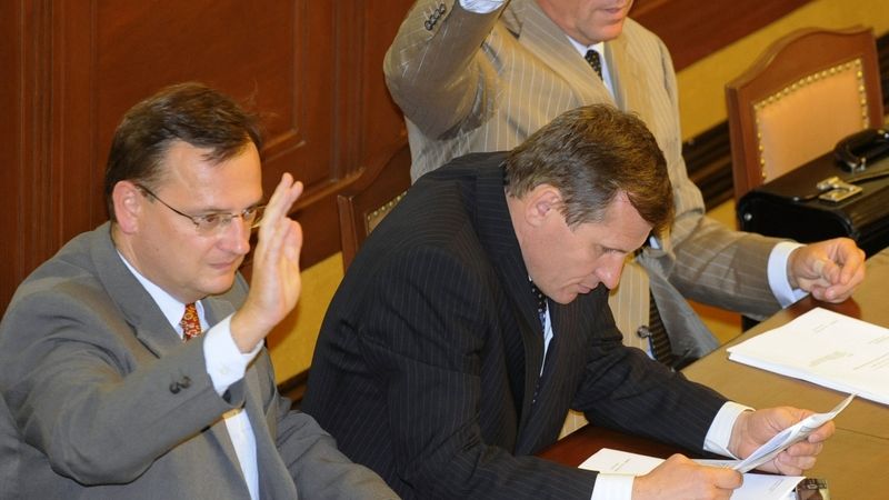 Zleva ministr práce Petr Nečas, ministr pro místní rozvoj Jiří Čunek a premiér Mirek Topolánek.