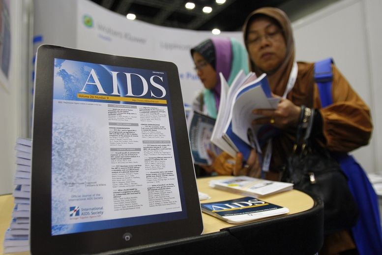 Na mezinárodní konferenci o AIDS v malajsijském Kuala Lumpuru dostávali delegáti informační brožuru s informacemi o nových trendech v boji proti viru HIV.