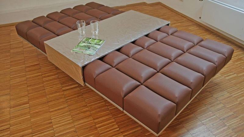 Stoleček, jímž lze pohovku překrýt, vypadá jako staniol, který právě shrnujete z nové tabulky čokolády.