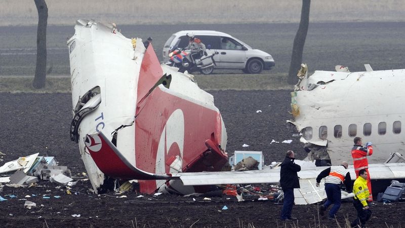 Odlomený ocas letounu, který havaroval u amsterdamského letiště.