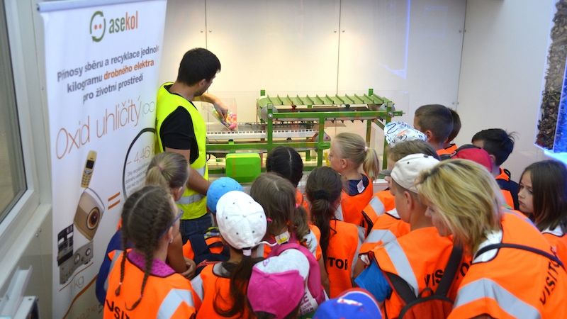 Děti se seznámily s fungováním recyklace v praxi.