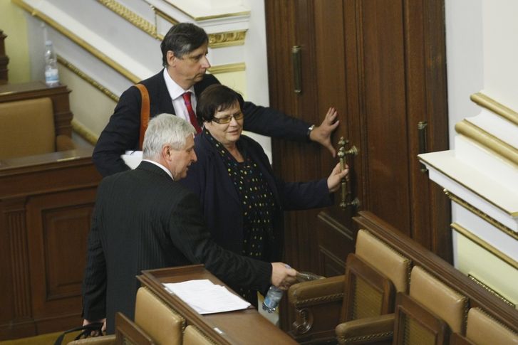 Premiér Jiří Rusnok odchází s ministrem Janem Fischerem a ministryní Marií Benešovou ze sálu po rozpuštění Poslanecké sněmovny.