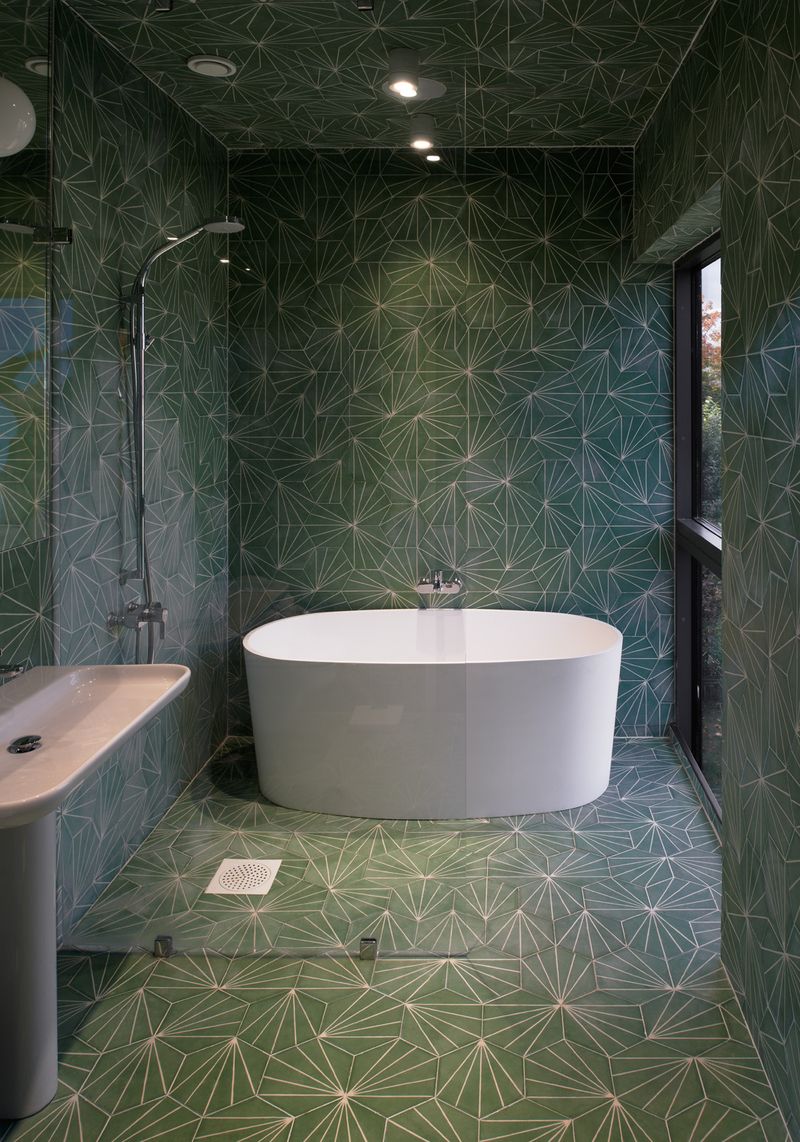 Koupelna se od zbytku domu výrazně odlišuje obložením dlaždicemi ve zcela jiném barevném duchu a stylu.