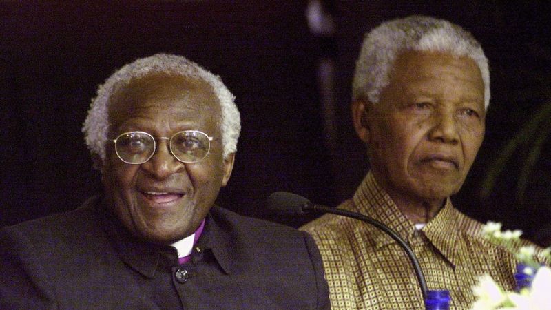 Emeritní arcibiskup Kapského Města Desmond Tutu a  jihoafrický exprezident Nelson Mandela na archivním snímku.