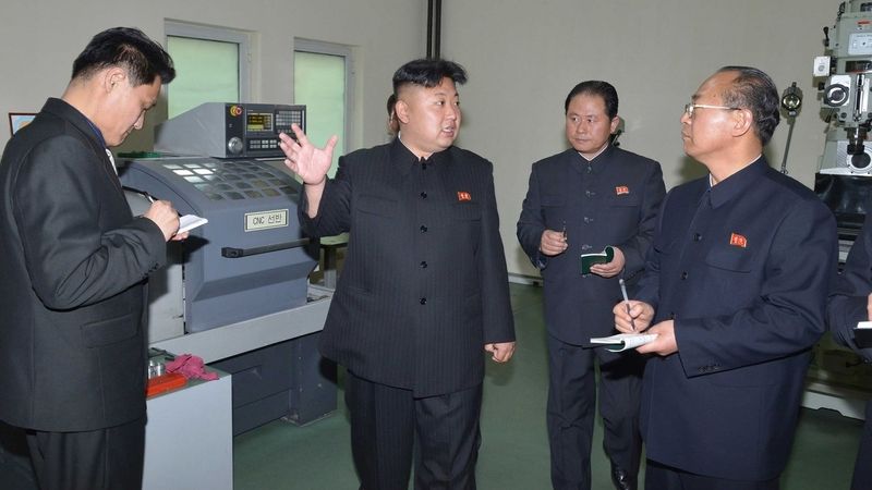 Kim Čong-un udílí zasvěcené rady vedoucím představitelům továrny.