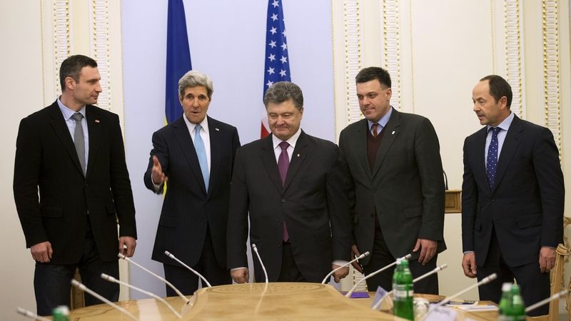 Zleva Vitalij Kličko, John Kerry, Petro Porošenko, Oleh Ťahnybok a Serhij Tihipko.