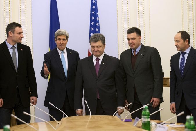 Zleva Vitali Kličko, John Kerry, Petr Porošenko, Oleh Tjahnybok a Sergej Tigipko.
