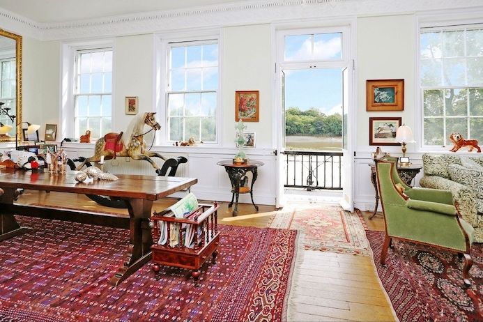 Obývací pokoj v prvním patře sahá přes celou šířku domu a nabízí nádherný výhled na Temži.