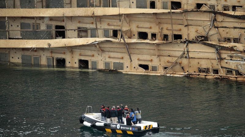 Poškozený a zrezivělý bok lodi Costa Concordia, který byl 20 měsíců pod vodou
