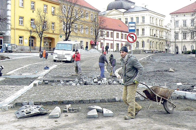 Dokončování povrchu silnic kolem příbramského náměstí TGM. 