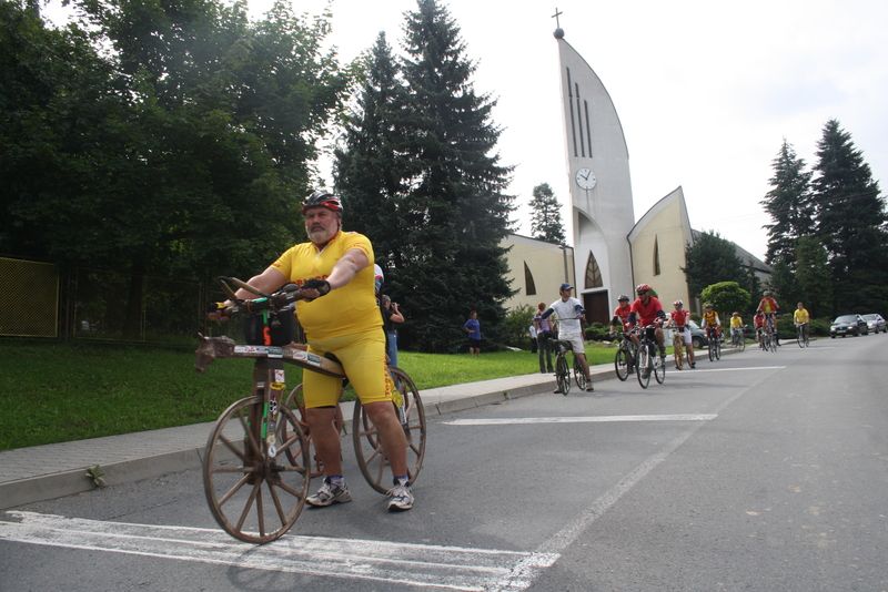 Ivan Křivánek (ve žlutém dresu) v sobotu spolu s neobvyklým pelotonem přátel podnikl Spanilou jízdu Slezskem.