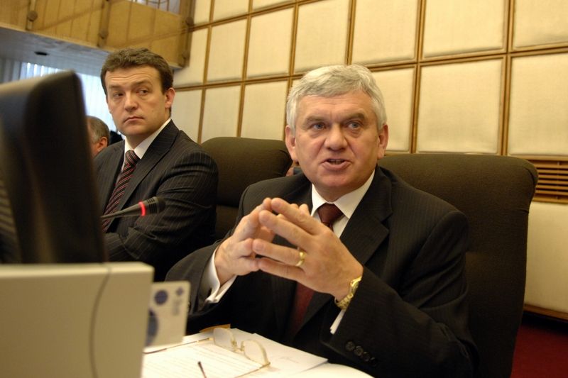 Ministr hospodářství Ľubomír Jahnátek (vpravo) a ministr obrany Jaroslav Baška při jednání slovenské vlády. 
