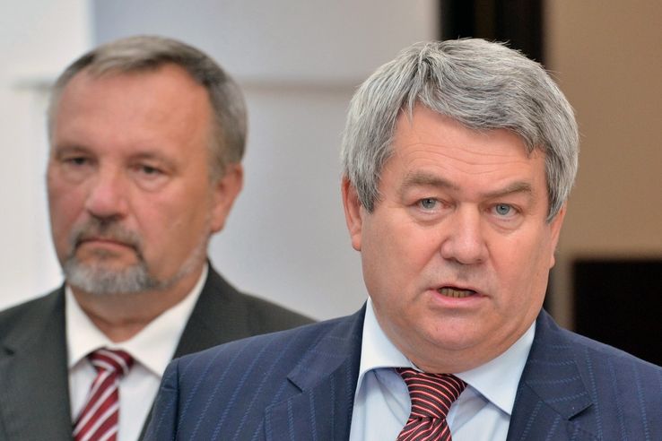 Předseda KSČM Vojtěch Filip (vpravo) a předseda poslaneckého klubu KSČM Pavel Kováčik