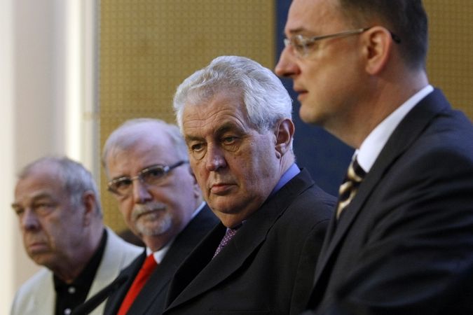 Jaroslav Zavadil, Jaroslav Hanák, Miloš Zeman a Petr Nečas na tiskové konferenci po jednání tripartity.