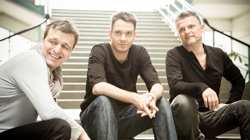  Robert Balzar Trio, zleva Jiří Slavíček (bicí), Jiří Levíček (piano) a Robert Balzar (kontrabas).