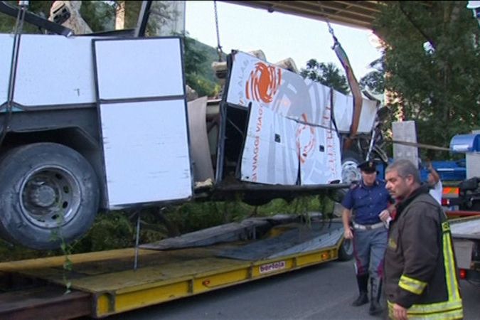 BEZ KOMENTÁŘE: Záchranáři odklízejí trosky autobusu pomocí jeřábu