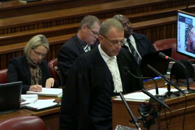 BEZ KOMENTÁŘE: U soudu s Pistoriusem se promítaly záběry zastřelené Steenkampové