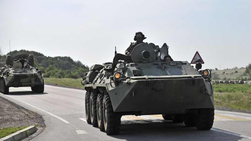 Ruské obrněné transportéry poblíž hranic s Ukrajinou 
