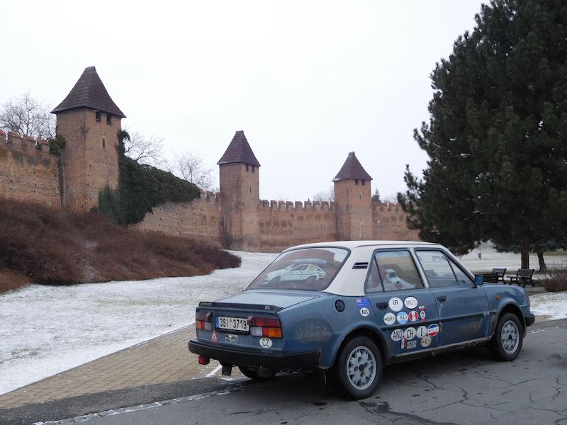 Škoda 136 GL Galanka pózující před hradbami
