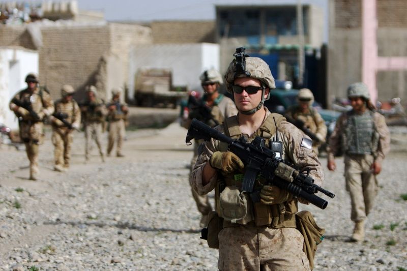 Britští a američtí vojáci na společné patrole v afghánské provincii Hílmand