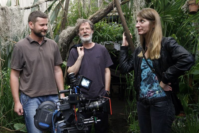 Petr Oukropec, Jan Hartl a Anna Polívková ukazují prostory skleníku, ve kterém se odehrává několik důležitých scén filmu. 